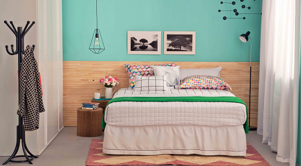Quarto de casal com cabeceira de batente de pinus