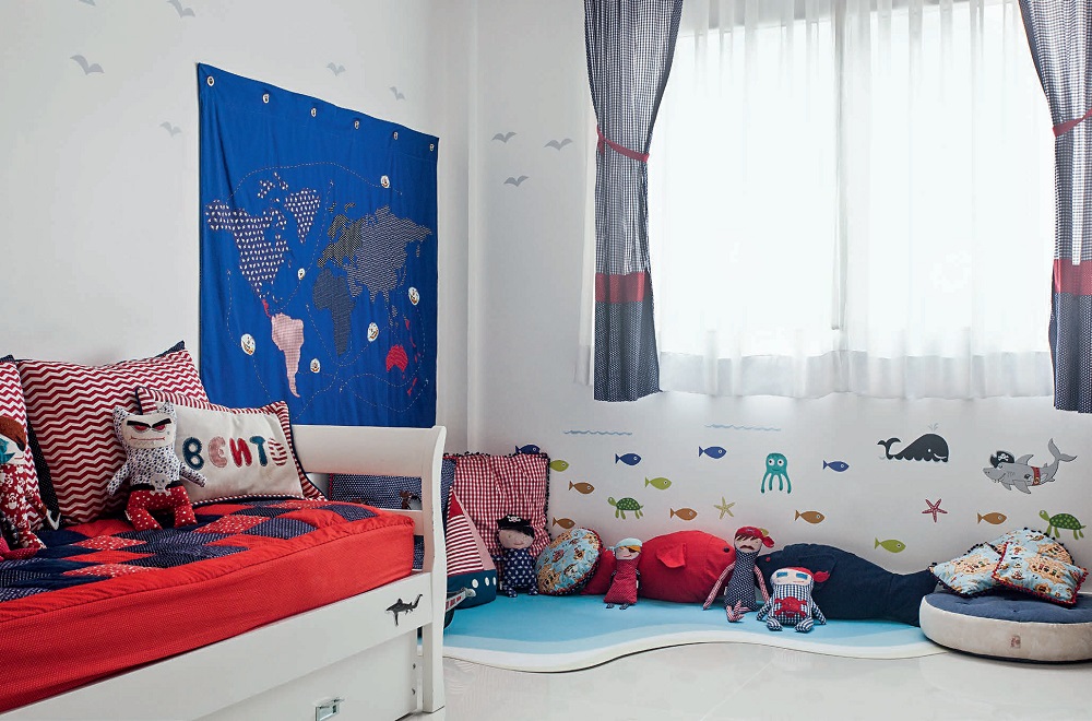 Para deixar o canto mais confort&aacute;vel e divertido, <span>as designers Mariana Moraes e Mariana Marx, do ateli&ecirc; de design infantil Nina Moraes,</span> costuraram almofadas de diferentes tamanhos e formatos. Na parede, o xod&oacute; do pequeno &eacute; um mapa (90 x 60 cm), feito de tecido, no qual ele cola seus barcos sinalizando por onde j&aacute; passou. E, refor&ccedil;ando o tema, as paredes ainda s&atilde;o repletas de adesivos de baleias, tubar&otilde;es, peixes e gaivotas (Kit Fundo do Mar Menino. Stixx).