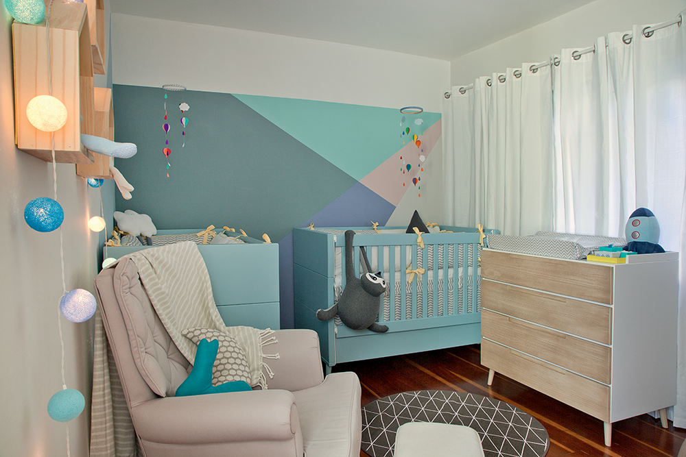 Quarto de gêmeos com pintura geomética na parede