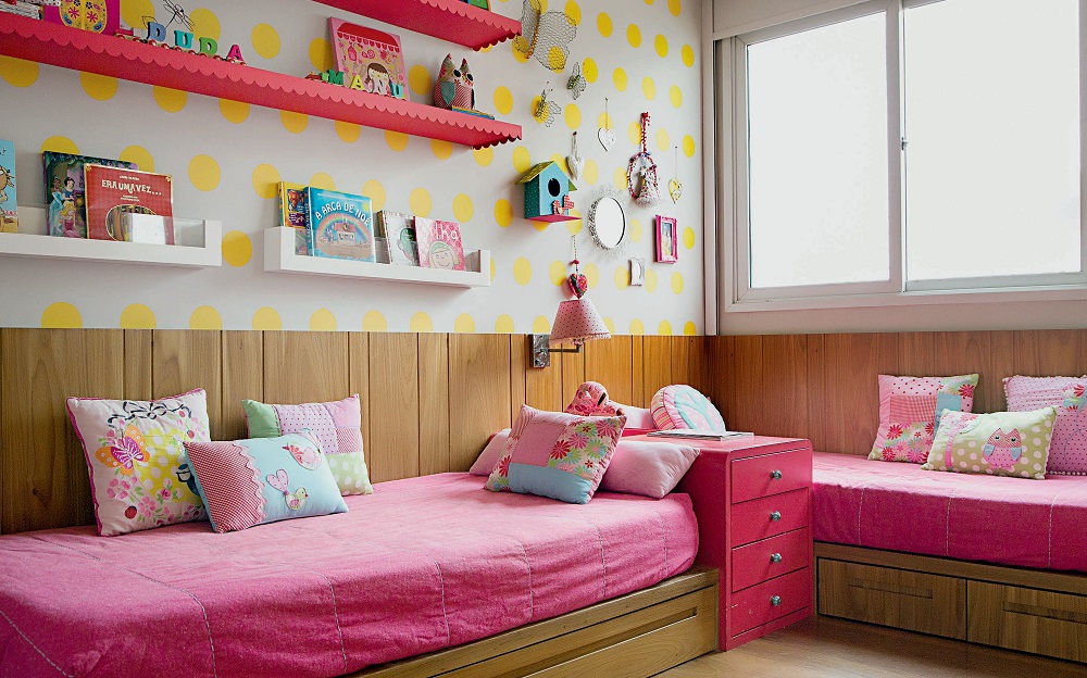 quarto-de-irmc3a3s-combina-amarelo-rosa-e-madeira-1