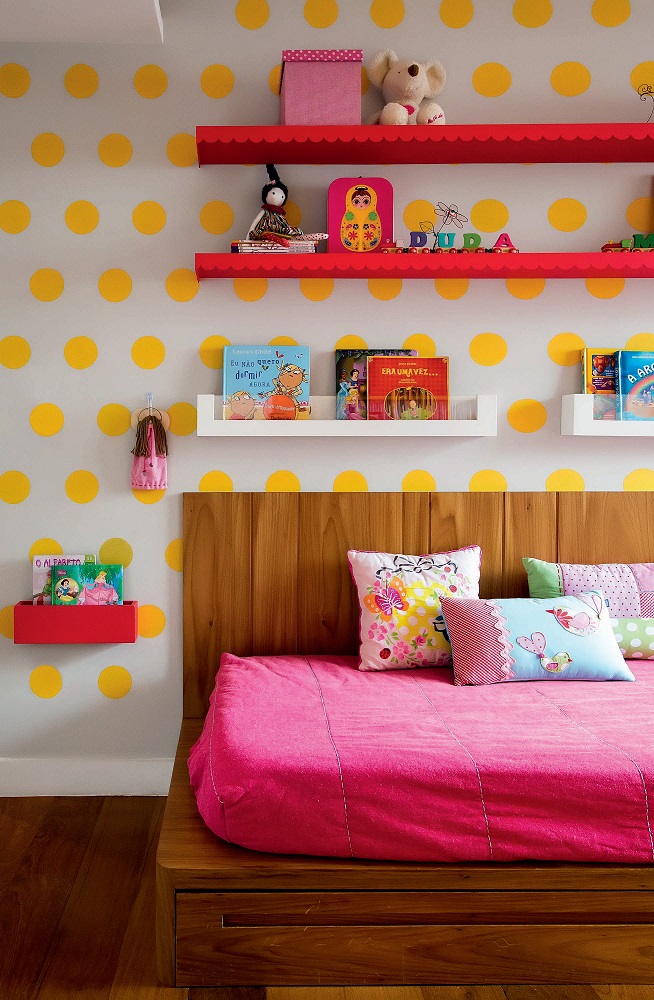 quarto-de-irmc3a3s-combina-amarelo-rosa-e-madeira-2