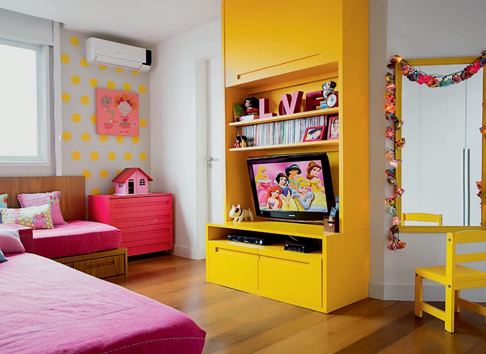 quarto-de-irmc3a3s-combina-amarelo-rosa-e-madeira-3