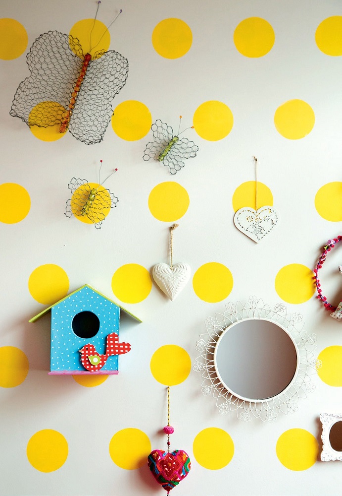 quarto-de-irmc3a3s-combina-amarelo-rosa-e-madeira