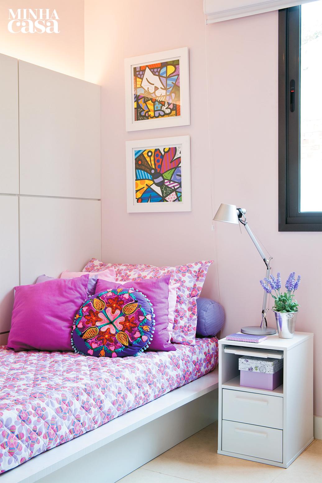 <span>A base do quarto &ndash; cama, escrivaninha e revestimentos &ndash; &eacute; totalmente neutra, de modo a perdurar por um bom tempo. O que personaliza o ambiente s&atilde;o os acess&oacute;rios e os objetos decorativos, que podem ser trocados, acompanhando o crescimento da menina. Projeto do arquiteto Luiz Fernando Grabowsky.</span>