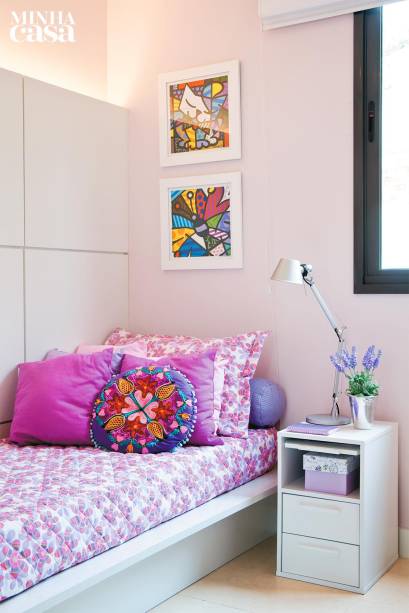 <span>A base do quarto &ndash; cama, escrivaninha e revestimentos &ndash; &eacute; totalmente neutra, de modo a perdurar por um bom tempo. O que personaliza o ambiente s&atilde;o os acess&oacute;rios e os objetos decorativos, que podem ser trocados, acompanhando o crescimento da menina. Projeto do arquiteto Luiz Fernando Grabowsky.</span>