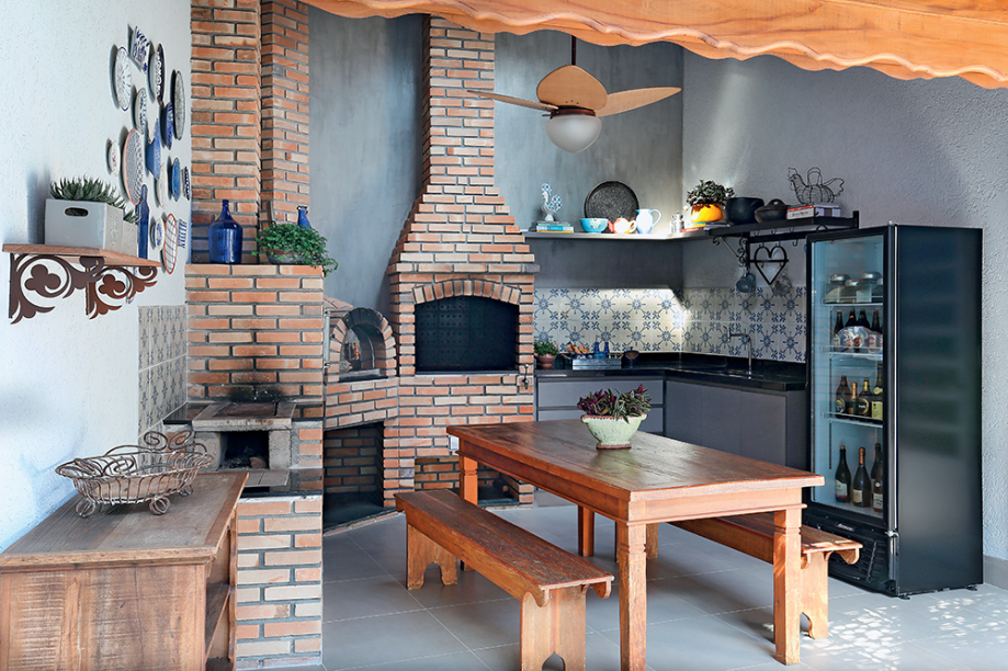 <span>A bancada da pia, agora de granito são gabriel, e as dimensões da cuba foram ampliadas para facilitar o trabalho do churrasqueiro e pizzaiolo. “Repensamos o layout e estudamos o melhor mobiliário para otimizar o ambiente e liberar a circulação”, conta Bianca. No centro, foi posicionada uma grande mesa com bancos de peroba-rosa de demolição, da loja Armazém de Minas. Projeto das arquitetas Bianca Lopes e Vanessa Borges.</span> <span>A bancada da pia, agora de granito são gabriel, e as dimensões da cuba foram ampliadas para facilitar o trabalho do churrasqueiro e pizzaiolo. “Repensamos o layout e estudamos o melhor mobiliário para otimizar o ambiente e liberar a circulação”, conta Bianca. No centro, foi posicionada uma grande mesa com bancos de peroba-rosa de demolição, da loja Armazém de Minas. Projeto das arquitetas Bianca Lopes e Vanessa Borges.</span>