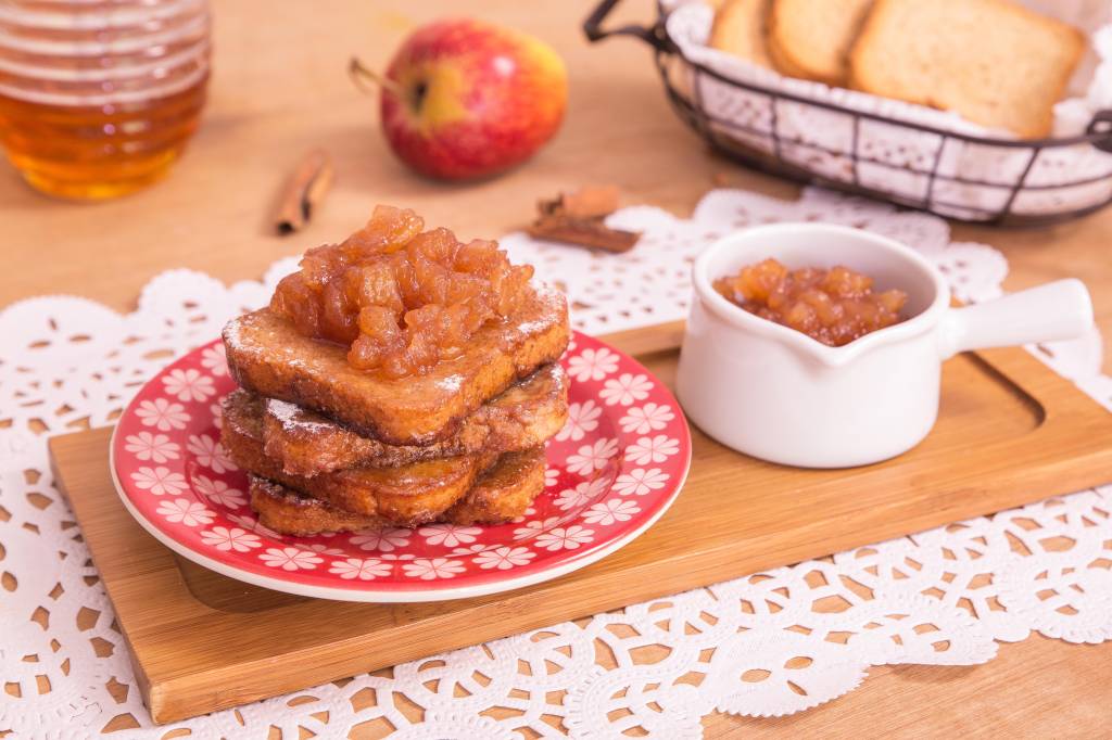 Rabanada com geleia de maçã caseira