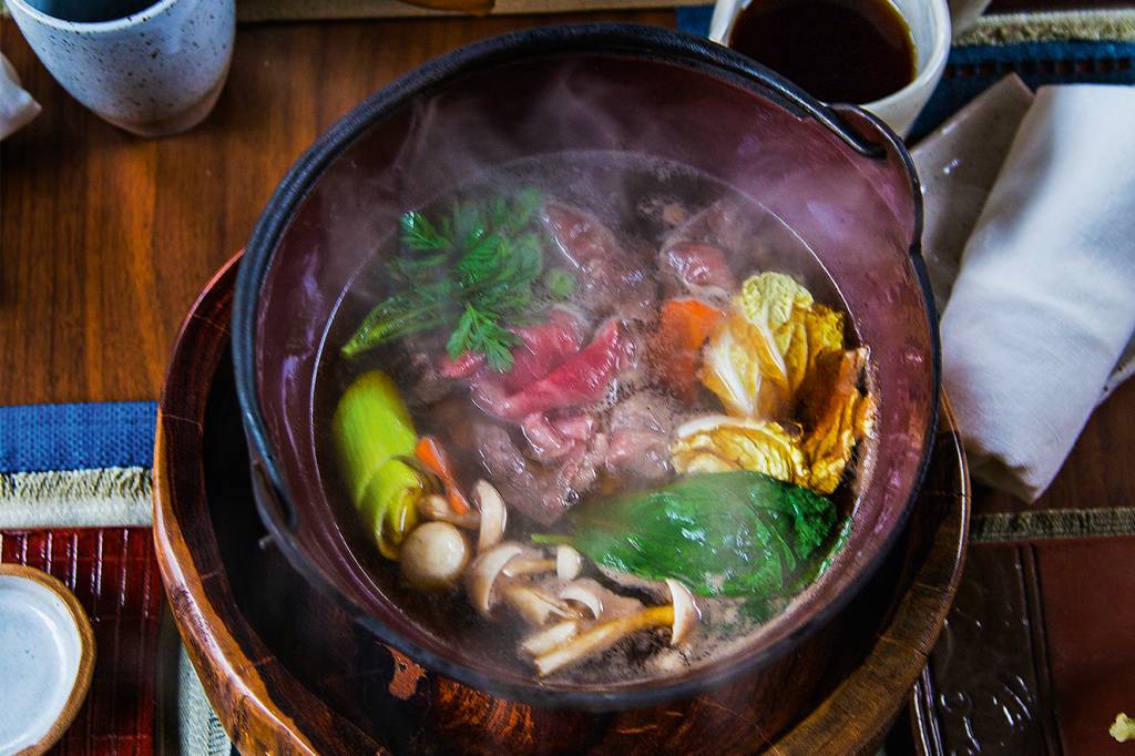 Sukiyaki (cozido de carne e vegetais ao shoyu e saquê)