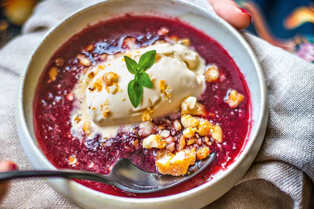 Sopa de frutas vermelhas com praliné