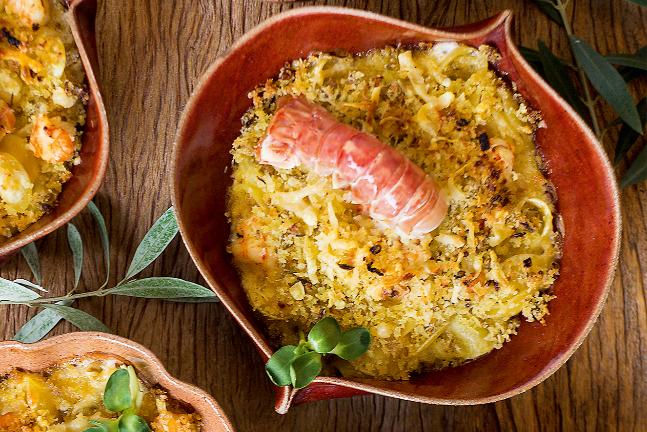 rigatoni com lagostim e farofa crocante de azeitona