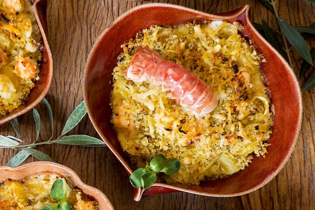 rigatoni com lagostim e farofa crocante de azeitona