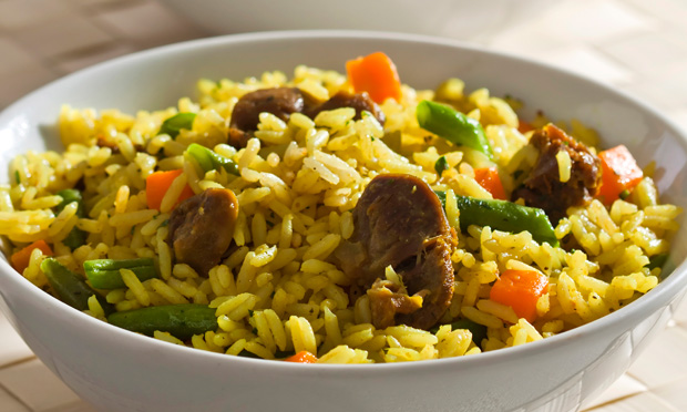 Arroz de panela de pressão com moela e legumes