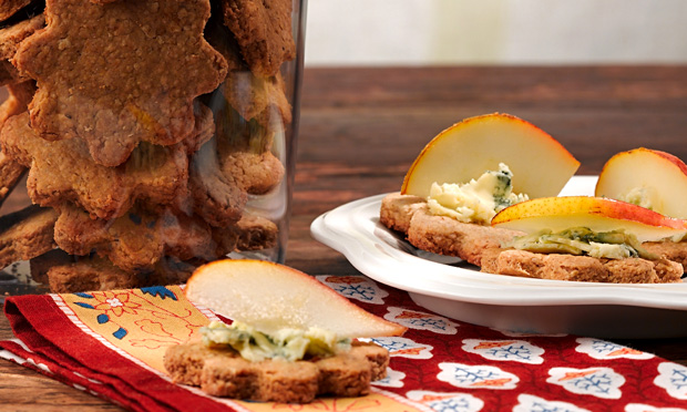 Biscoito salgado de aveia com pera e gorgonzola