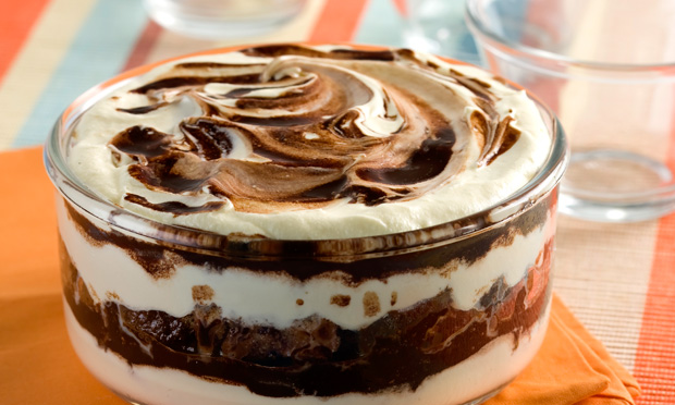 Uma travessa redonda de vidro com pav&ecirc;, que tem tons de chocolate e creme branco