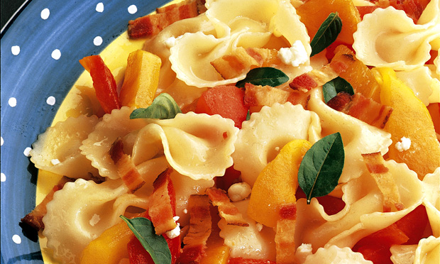 Salada de macarrão com queijo e bacon