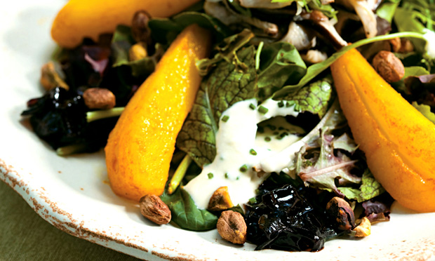 Salada de pera, shiitake e alho-poró ao vapor