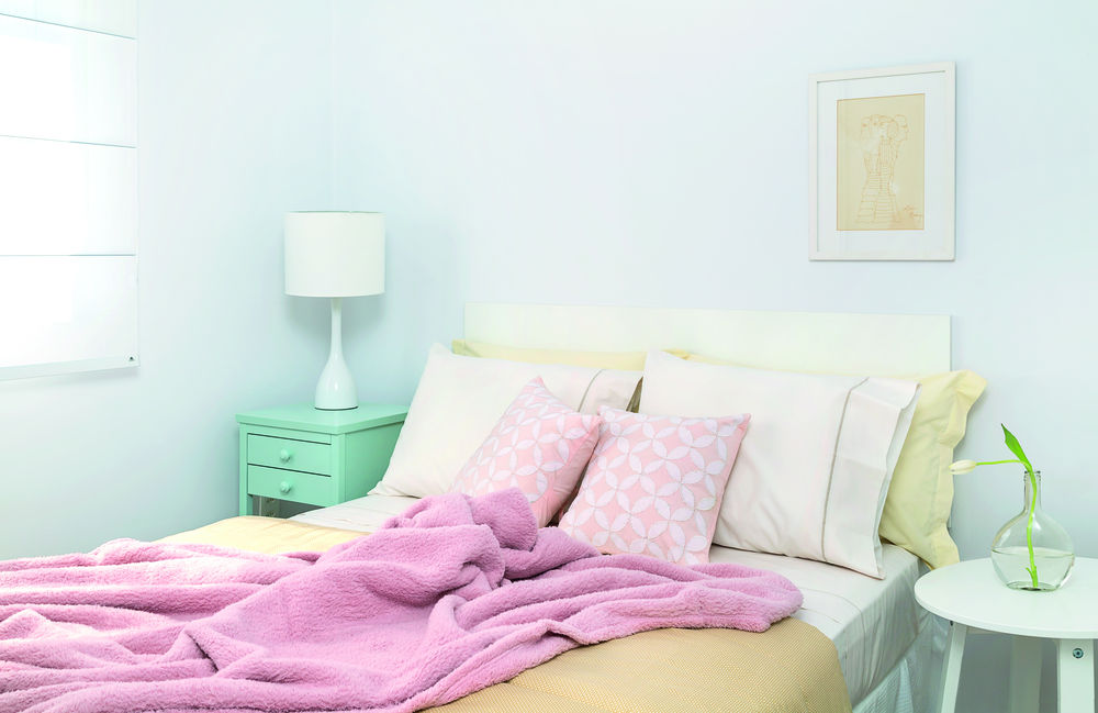 <span>O mix de cores suaves tamb&eacute;m vai bem no quarto principal, que pede uma atmosfera tranquila. Por isso, uma cabeceira em tom offwhite foi encomendada a um marceneiro. &nbsp;Projeto da designer de interiores Mariane Cunha.</span>