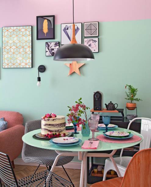 <span>As cadeiras do jantar também fogem do padrão certinho – uma é diferente da outra. “Fica mais descolado, quebra a monotonia. E é econômico, pois você não precisa comprar todas de uma vez”, justifica. Mas a harmonia na composição é fundamental. “Há elementos em comum: o design e o material. Colocamos só um modelo de madeira para contrastar e aquecer”, cita. Projeto da arquiteta Elen Saravalli </span> <span>As cadeiras do jantar também fogem do padrão certinho – uma é diferente da outra. “Fica mais descolado, quebra a monotonia. E é econômico, pois você não precisa comprar todas de uma vez”, justifica. Mas a harmonia na composição é fundamental. “Há elementos em comum: o design e o material. Colocamos só um modelo de madeira para contrastar e aquecer”, cita. Projeto da arquiteta Elen Saravalli </span>