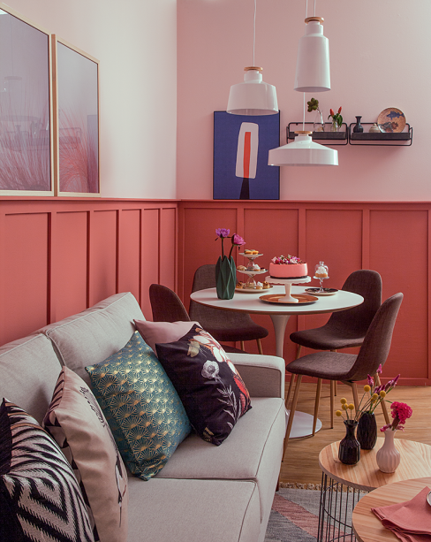 <span>Os móveis foram eleitos em função da circulação. “A mesa redonda vem atender essa questão. Preferimos uma compacta para ter um sofá generoso”, diz Ana. Note que as cadeiras, afastadas 60 cm das paredes e do sofá, são posicionadas em diagonal em relação à quina do ambiente, otimizando o espaço. Projeto da arquiteta paulistana <a href="https://minhacasa.abril.com.br/decoracao/o-ombre-feito-com-quatro-nuances-de-azul-e-a-estrela-dessa-sala/" target="_blank" rel="noopener"><strong>Ana Yoshida</strong></a> .</span> <span>Os móveis foram eleitos em função da circulação. “A mesa redonda vem atender essa questão. Preferimos uma compacta para ter um sofá generoso”, diz Ana. Note que as cadeiras, afastadas 60 cm das paredes e do sofá, são posicionadas em diagonal em relação à quina do ambiente, otimizando o espaço. Projeto da arquiteta paulistana <a href="https://minhacasa.abril.com.br/decoracao/o-ombre-feito-com-quatro-nuances-de-azul-e-a-estrela-dessa-sala/" target="_blank" rel="noopener"><strong>Ana Yoshida</strong></a> .</span>