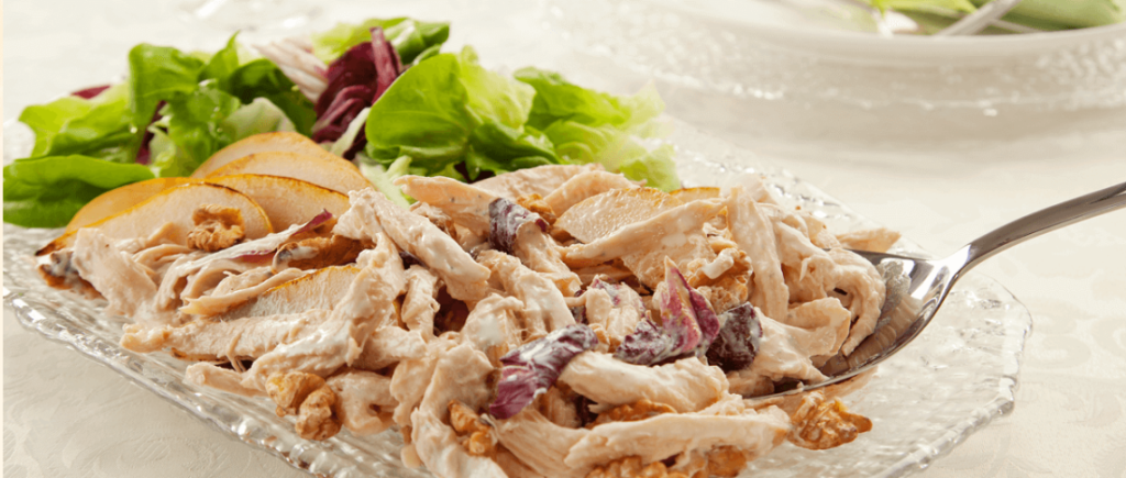 Salpicão de frango defumado com peras e nozes