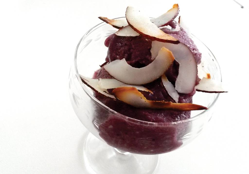 Sorvete fit feito de banana, amora e coco