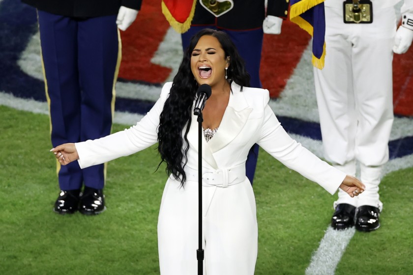 Realizando sonho, Demi Lovato faz incrível performance no Super Bowl