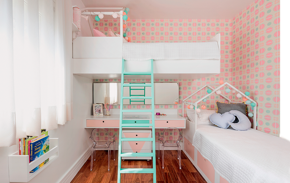 <span>As camas com formato de casinha dão graça ao projeto. Instalar uma delas suspensa foi a solução encontrada para ganhar espaço: “Chumbada na parede, ela ainda tem a sustentação reforçada pela escada”, explica a designer de interiores Tássia Pereira.</span> <span>As camas com formato de casinha dão graça ao projeto. Instalar uma delas suspensa foi a solução encontrada para ganhar espaço: “Chumbada na parede, ela ainda tem a sustentação reforçada pela escada”, explica a designer de interiores Tássia Pereira.</span>