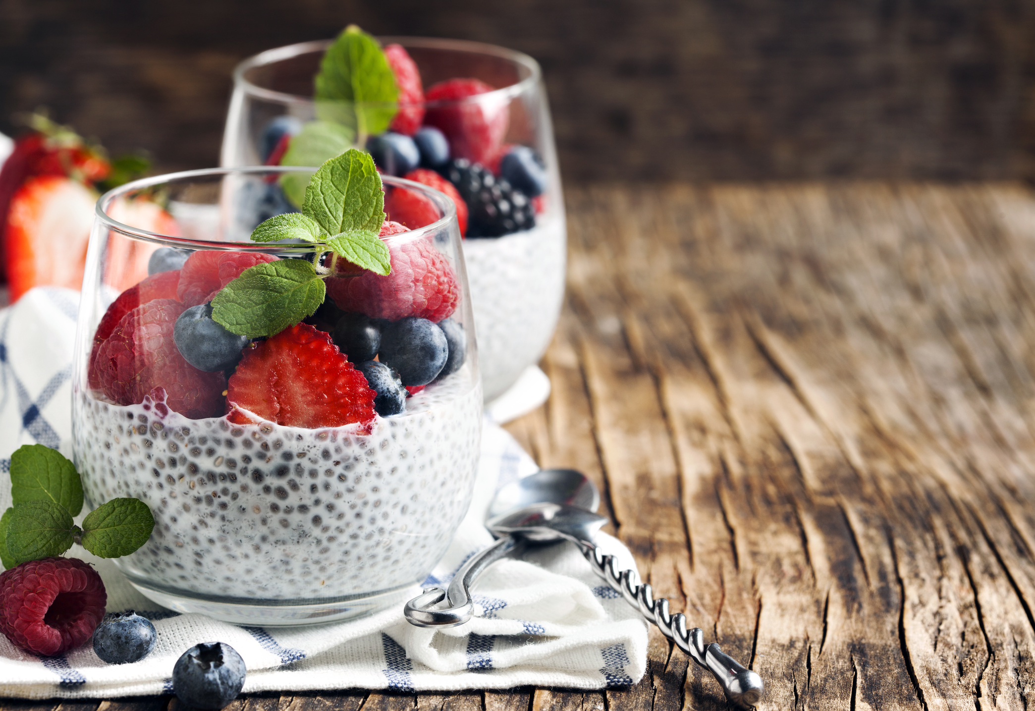 Iogurte proteico com frutas e chia