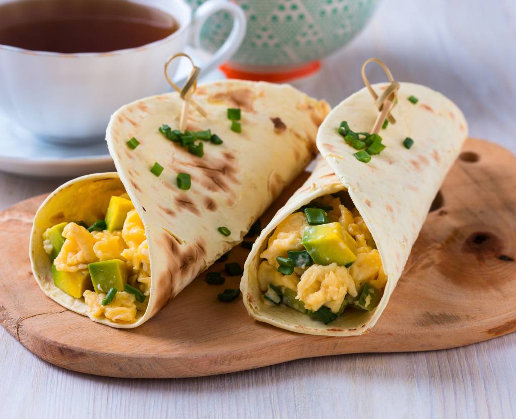 Wrap de ovo mexido e abacate picante