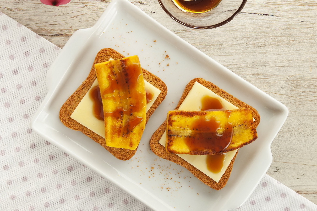 Torrada com queijo meia-cura e banana-da-terra