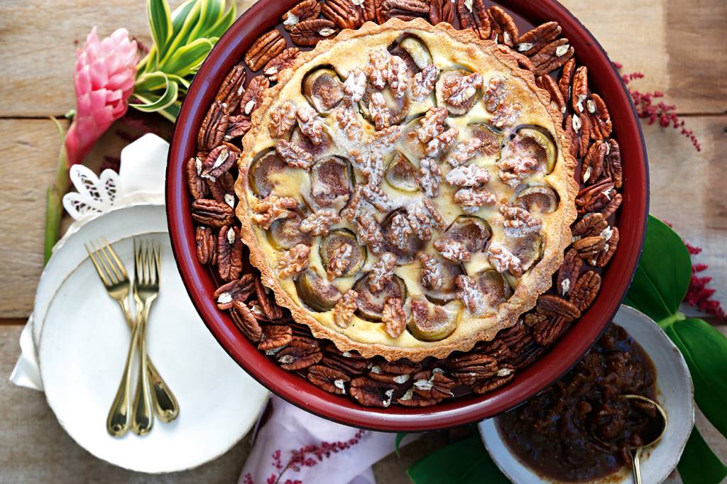 Torta de figo com nozes e compota da fruta