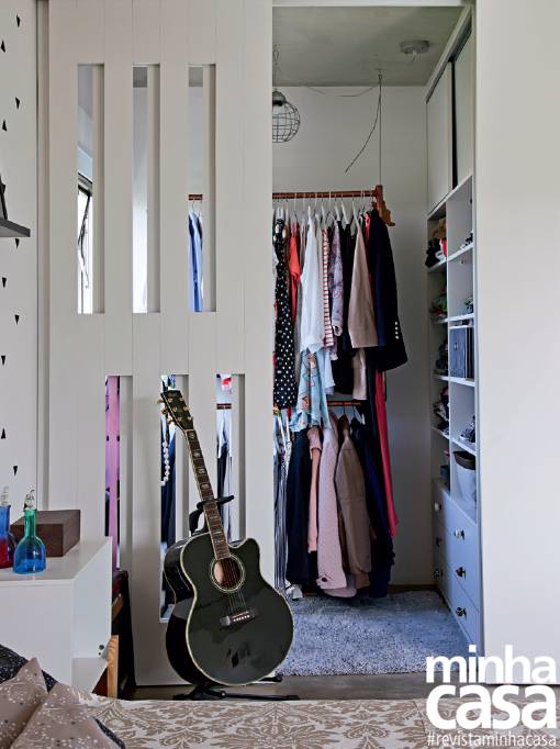 Ideal para abrigar o closet, o espa&ccedil;o anexo ao dormit&oacute;rio foi equipado com uma porta de correr e um arm&aacute;rio (Marcenaria Cruciaki).