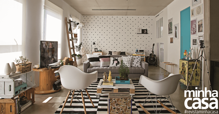 <span>Rec&eacute;m-entregue, o ap&ecirc; j&aacute; veio da construtora com acabamentos contempor&acirc;neos: piso de cimento queimado e teto e divis&oacute;rias estruturais de concreto aparente. A decora&ccedil;&atilde;o feita pelo casal dialoga com esse estilo &ndash; por aqui, n&atilde;o faltam itens feitos &agrave; m&atilde;o e bons exemplos de reaproveitamento.</span>