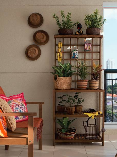 <span>Do nosso jeitinho: com itens feitos à mão e folhagens exuberantes. Estas espécies oferecem ares tropicais a qualquer cantinho: planta-mosaico, comigo-ninguém-pode, cróton, árvore-da-felicidade-macho e asplênio. Todas se dão bem à meia-sombra, ou seja, sem incidência solar direta. Projeto da paisagista Edu Bianco.</span> <span>Do nosso jeitinho: com itens feitos à mão e folhagens exuberantes. Estas espécies oferecem ares tropicais a qualquer cantinho: planta-mosaico, comigo-ninguém-pode, cróton, árvore-da-felicidade-macho e asplênio. Todas se dão bem à meia-sombra, ou seja, sem incidência solar direta. Projeto da paisagista Edu Bianco.</span>