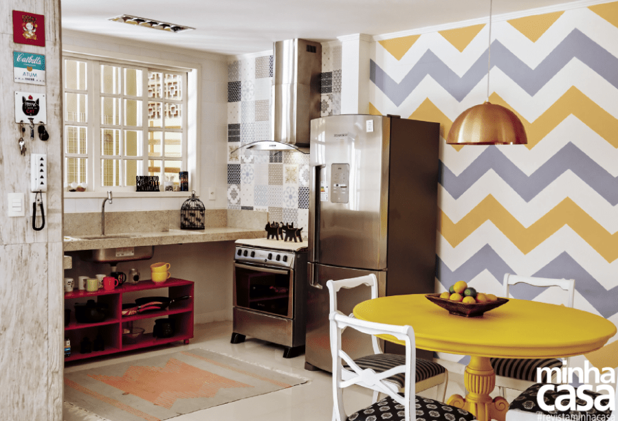 <span>Para usufruir de uma área social espaçosa e clara, o casal abriu a cozinha para as salas de estar e jantar. Em nome da unidade visual, um único piso foi usado em toda a área. </span> <span>Para usufruir de uma área social espaçosa e clara, o casal abriu a cozinha para as salas de estar e jantar. Em nome da unidade visual, um único piso foi usado em toda a área. </span>