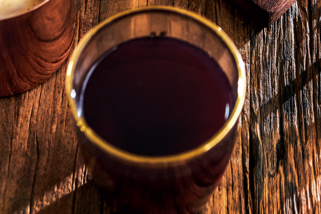 Vinho quente com caju e laranja