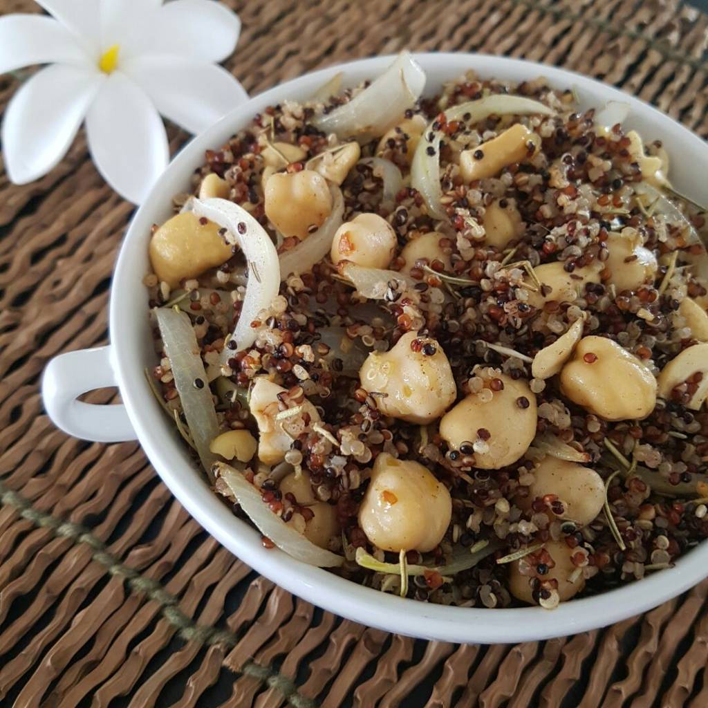 Salada indiana de grão-de-bico com quinua e castanha de caju