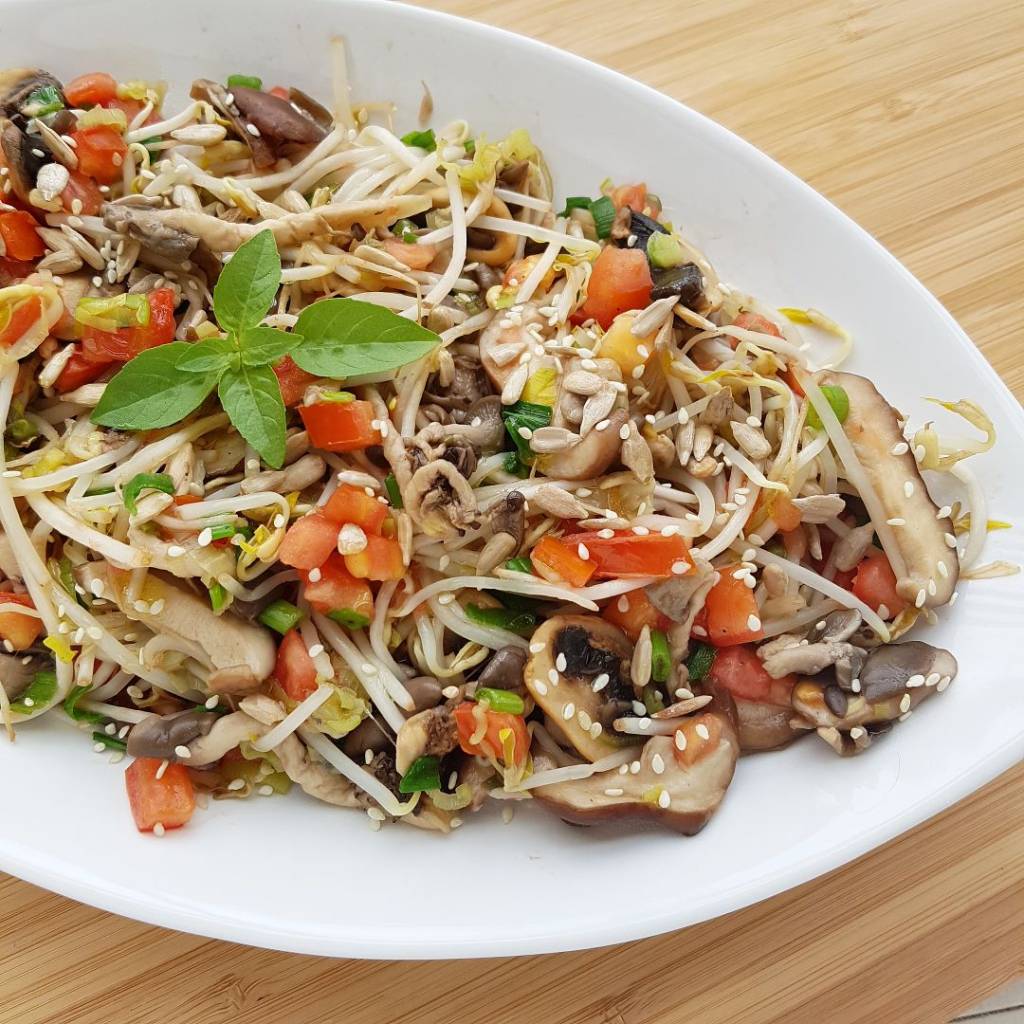 Salada quente de broto de feijão com cogumelos