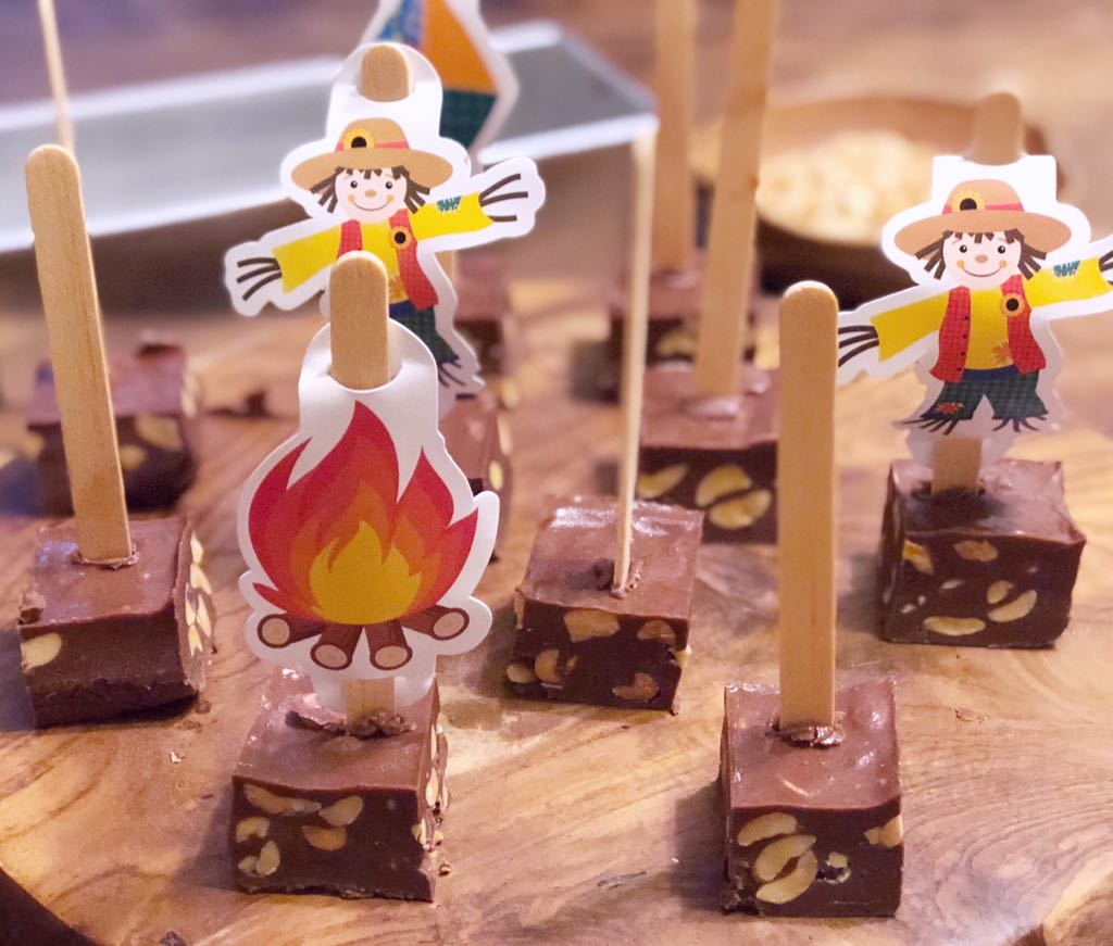 Fudge de chocolate e amendoim no palito