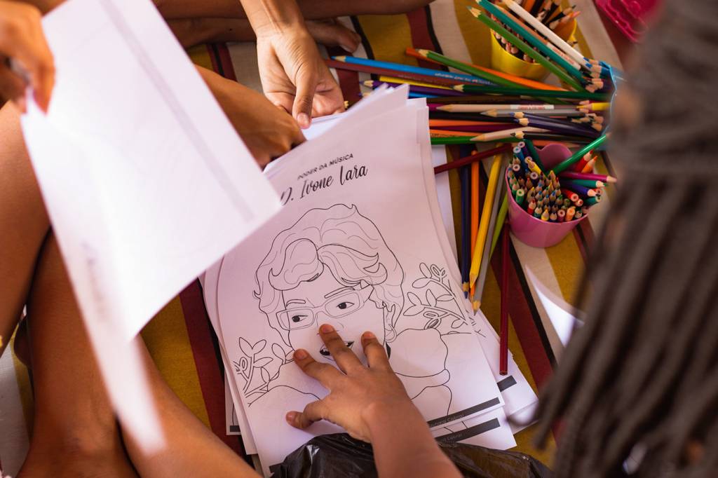 Ilustradora oferece de graça desenhos de heroínas negras para colorir