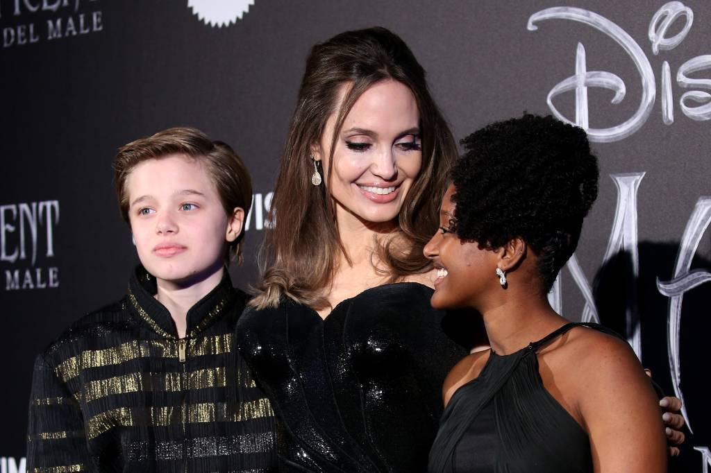 Filha de Angelina Jolie chama a atenção ao usar look da mãe