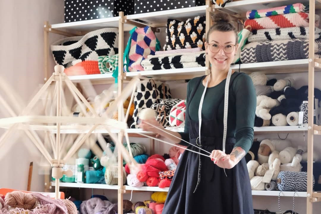 Pioneira do crochê moderno, finlandesa Molla Mills vem dar aulas no Brasil