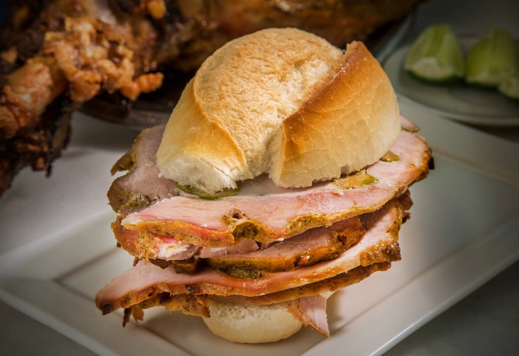 Sanduíche generoso de pernil