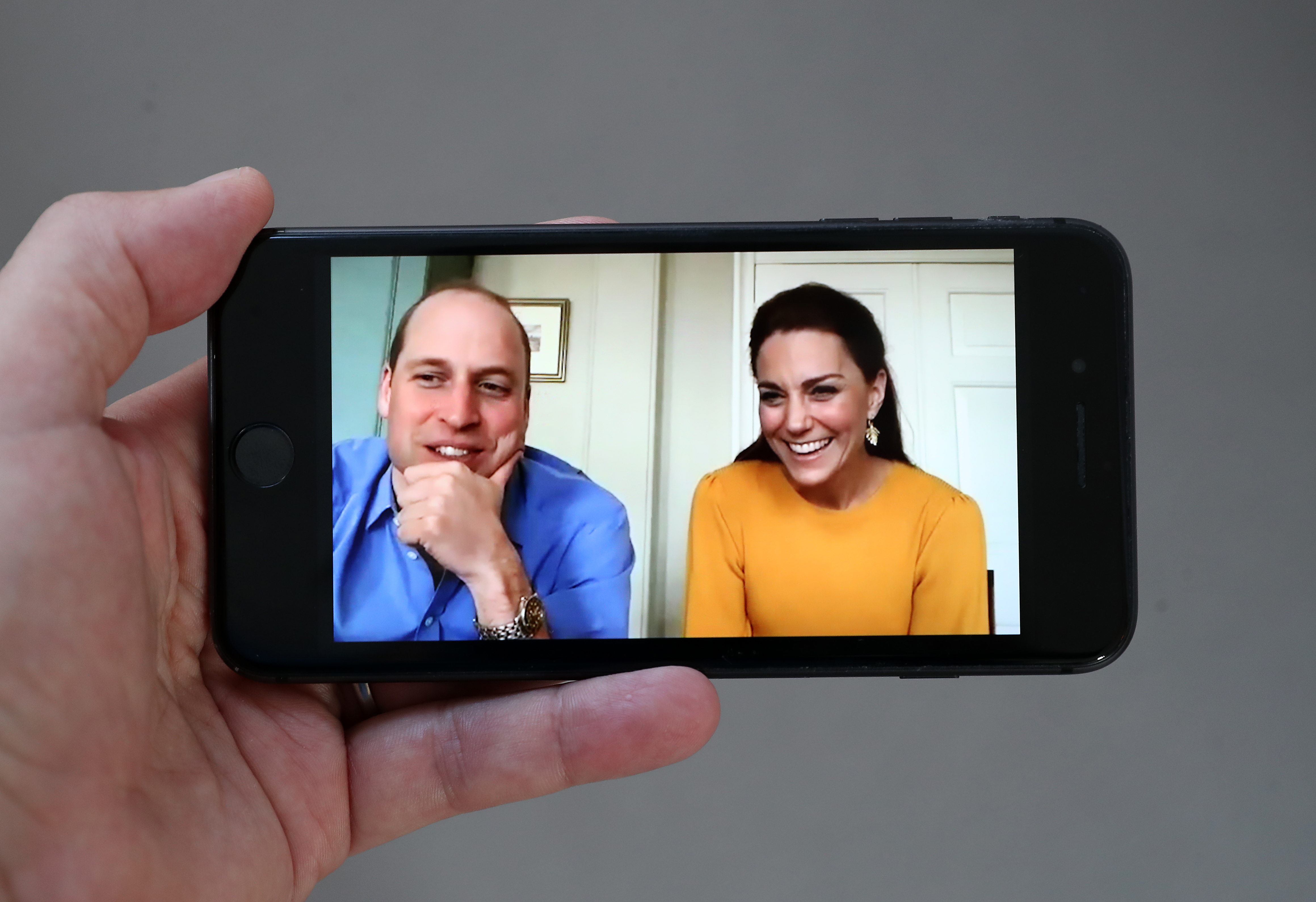 Kate e William t&ecirc;m participado de reuni&otilde;es via Internet, mas restringem o tempo dos filhos online
