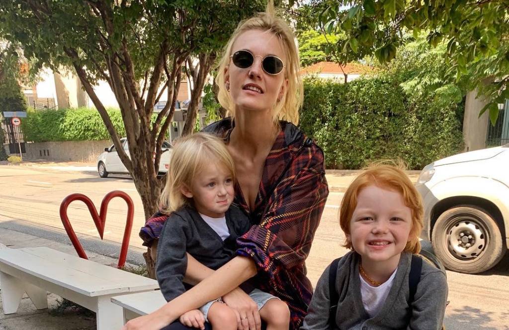 Carol Trentini concilia a vida de mãe com carreira de modelo internacional