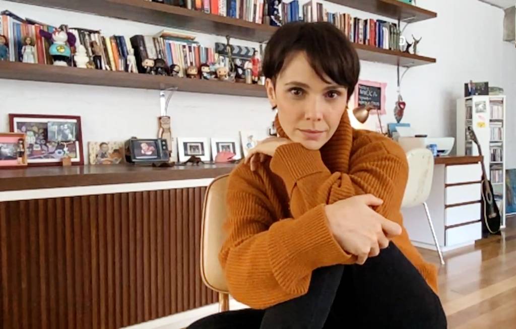 O mergulho e as descobertas de Débora Falabella no ativismo ambiental