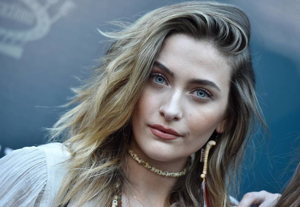 Nos passos de Michael Jackson, sua filha, Paris, estreia na música