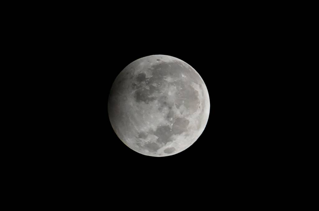 Saiba como acompanhar o eclipse lunar penumbral desta sexta-feira (5)
