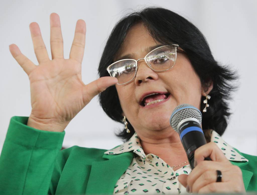 Damares Alves teria tentado impedir aborto de menina de 10 anos do ES