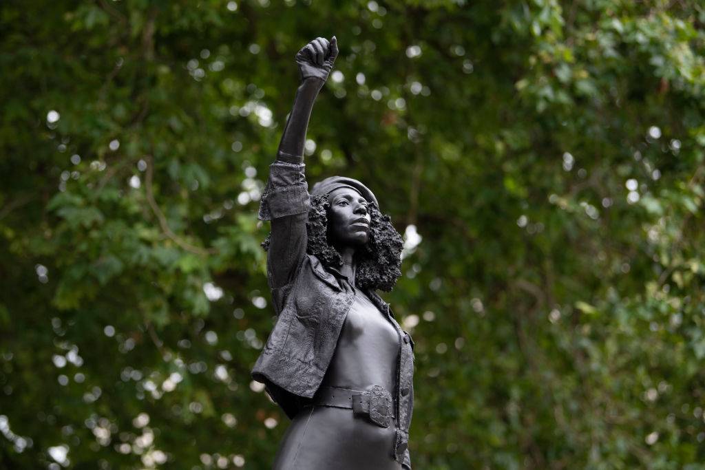 Quem é Jen Reid, a manifestante que substituiu estátua de escravocrata
